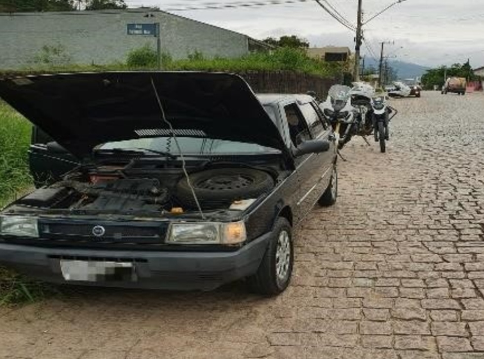 Homem é preso por adulteração de veículo durante abordagem da PM em Timbó