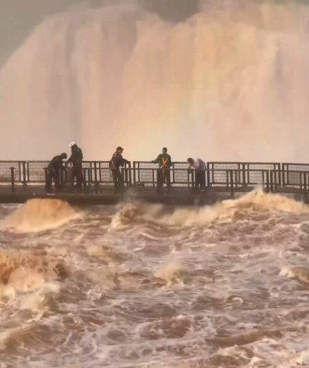 Passarela das Cataratas do Iguaçu é desmontada às pressas devido à altíssima vazão de água