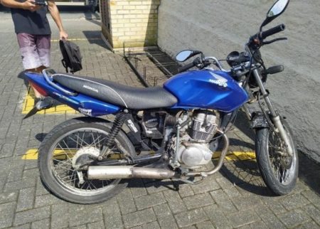 Homem de 20 anos é preso após ser flagrado conduzindo moto com a placa adulterada em Pomerode