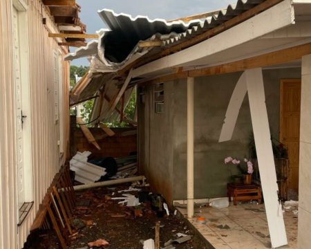 Forte temporal deixa 200 casas sem energia e outras 16 destelhadas em Chapecó