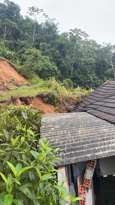 Criança de 1 ano é resgatada de escombros após deslizamento causado pelas chuvas em Timbó