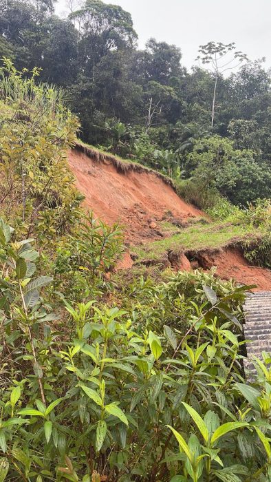 Criança de 1 ano é resgatada de escombros após deslizamento causado pelas chuvas em Timbó