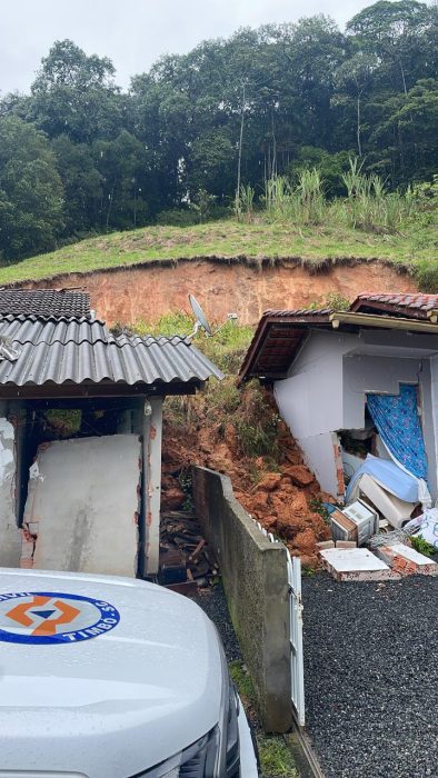 Criança de 1 ano é resgatada de escombros após deslizamento causado pelas chuvas em Timbó