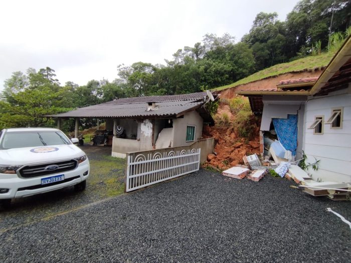 Criança de 1 ano é resgatada de escombros após deslizamento causado pelas chuvas em Timbó