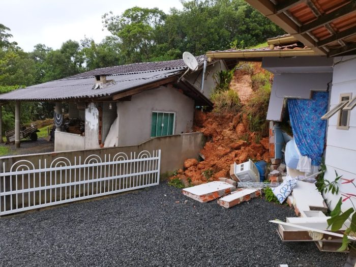 Criança de 1 ano é resgatada de escombros após deslizamento causado pelas chuvas em Timbó