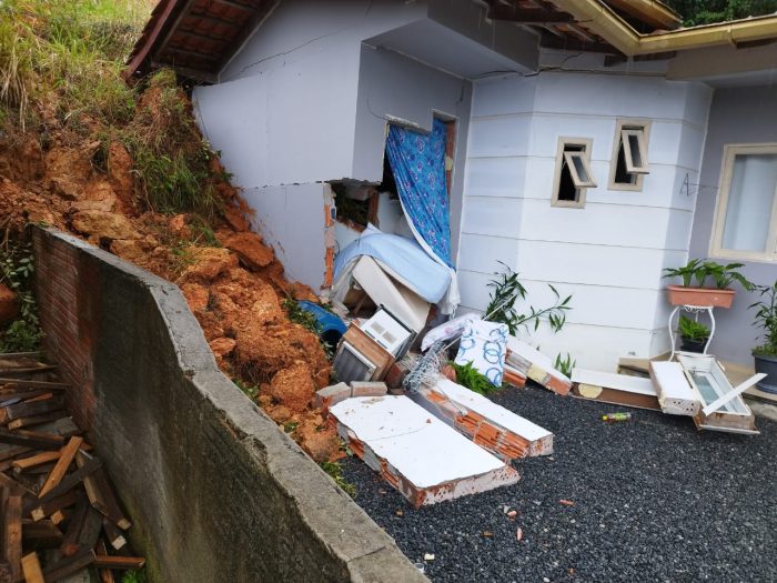 Criança de 1 ano é resgatada de escombros após deslizamento causado pelas chuvas em Timbó