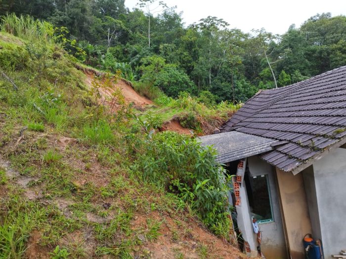 Criança de 1 ano é resgatada de escombros após deslizamento causado pelas chuvas em Timbó