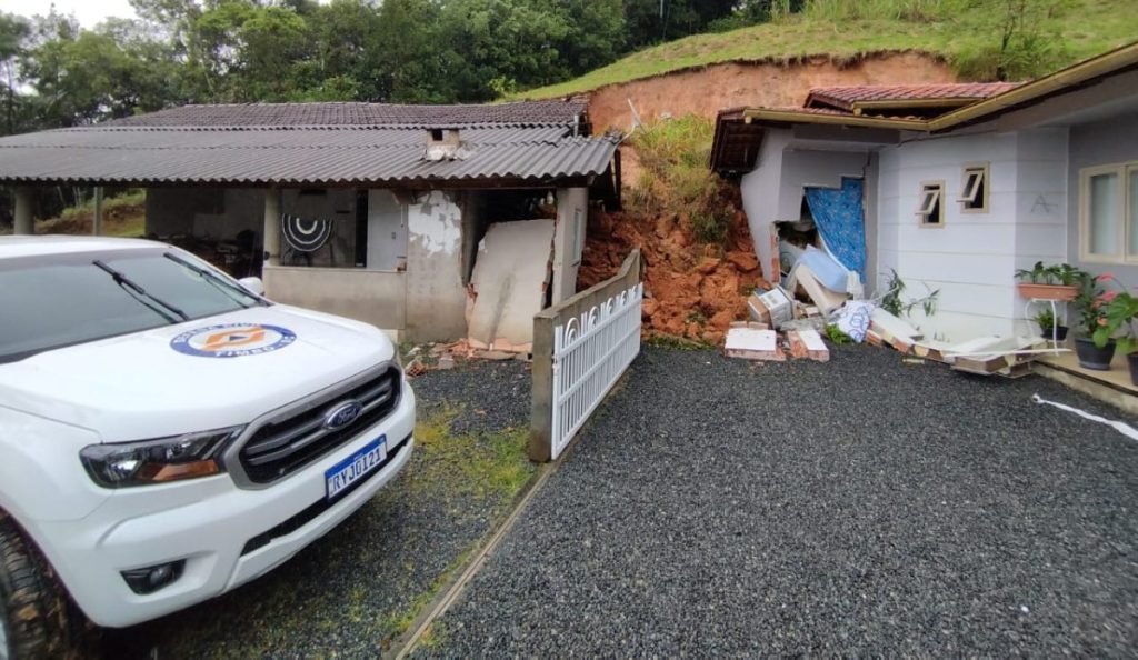 Criança de 1 ano é resgatada de escombros após deslizamento causado pelas chuvas em Timbó