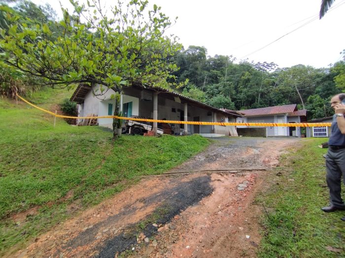 Criança de 1 ano é resgatada de escombros após deslizamento causado pelas chuvas em Timbó