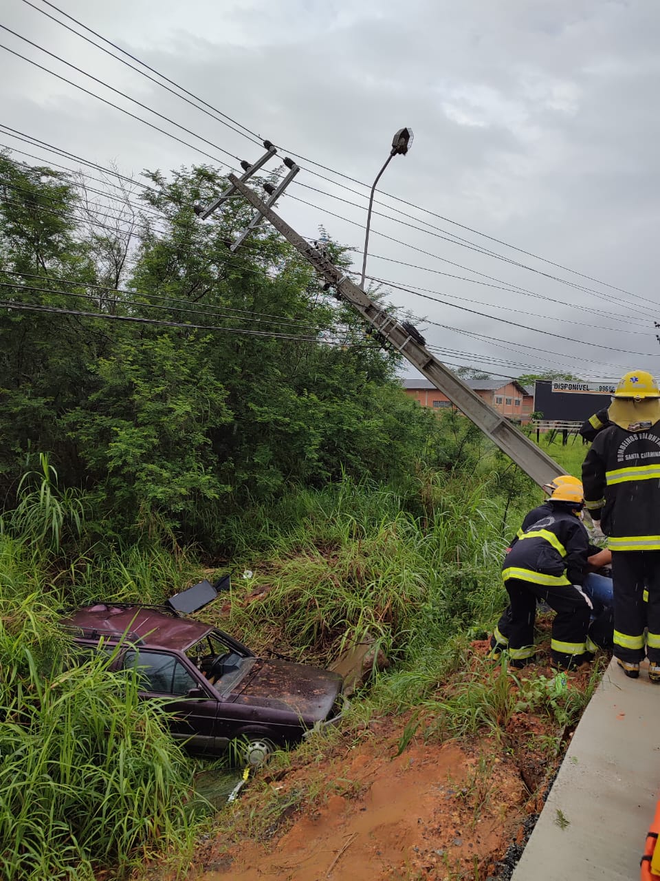 Parati sai de pista, colide contra poste e capota na BR-470 em Indaial