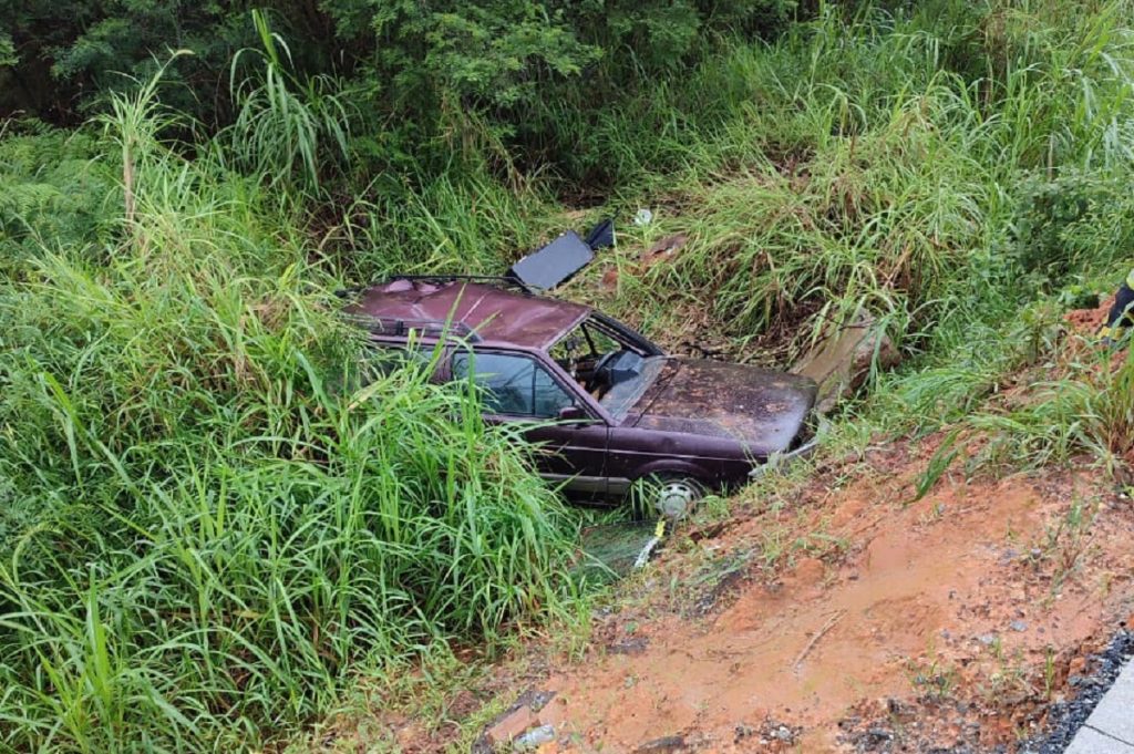 Parati sai de pista, colide contra poste e capota na BR-470 em Indaial