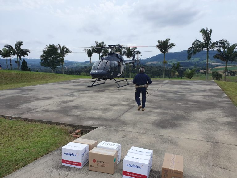 Ajuda da PRF chega de helicóptero para os atingidos pelas chuvas no Alto Vale