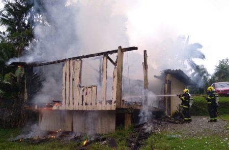 Incêndio em casa de madeira causa perda total em Timbó 