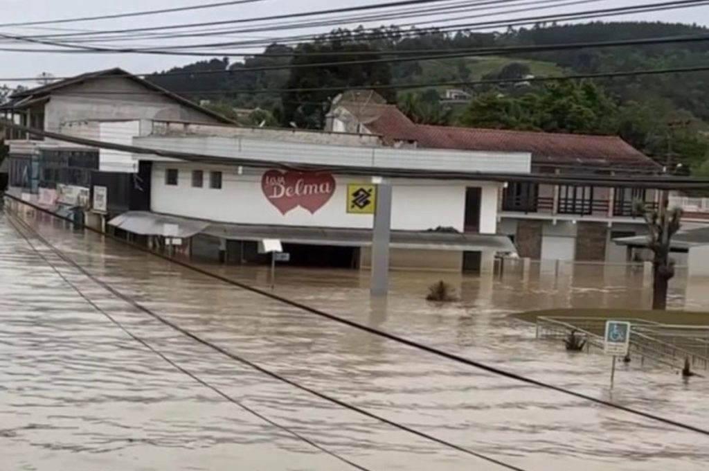 2 cidades do Alto Vale do Itajaí seguem ilhadas