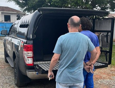 Homem que tentou matar outro com espada em Blumenau é preso em Joinville