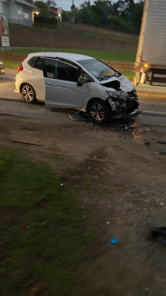 Acidente grave envolvendo 2 carros e uma moto deixa feridos em Timbó
