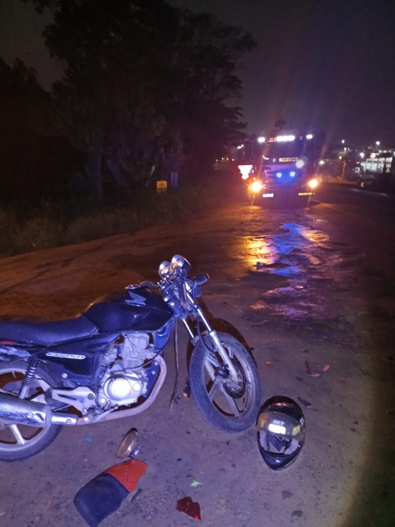 Motociclista fica ferido e motorista foge após acidente na BR-470