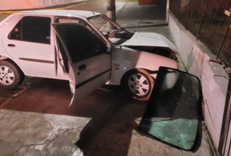 Batida de carro contra muro deixa 3 feridos em Timbó 