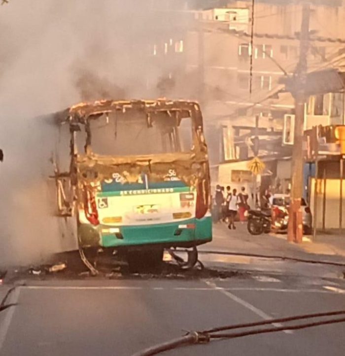 Morte de miliciano causa caos no Rio de Janeiro e pelo menos 35 ônibus são queimados