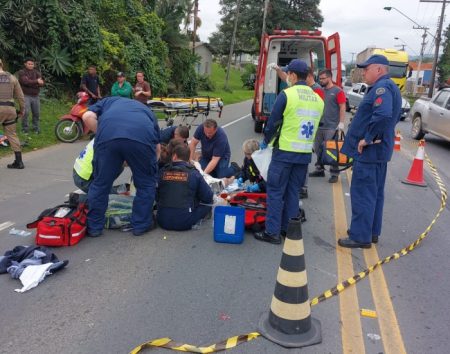 Motociclista sofre traumatismo craniano após acidente entre 3 veículos em Blumenau