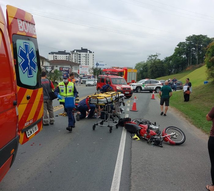 Motociclista sofre traumatismo craniano após acidente entre 3 veículos em Blumenau