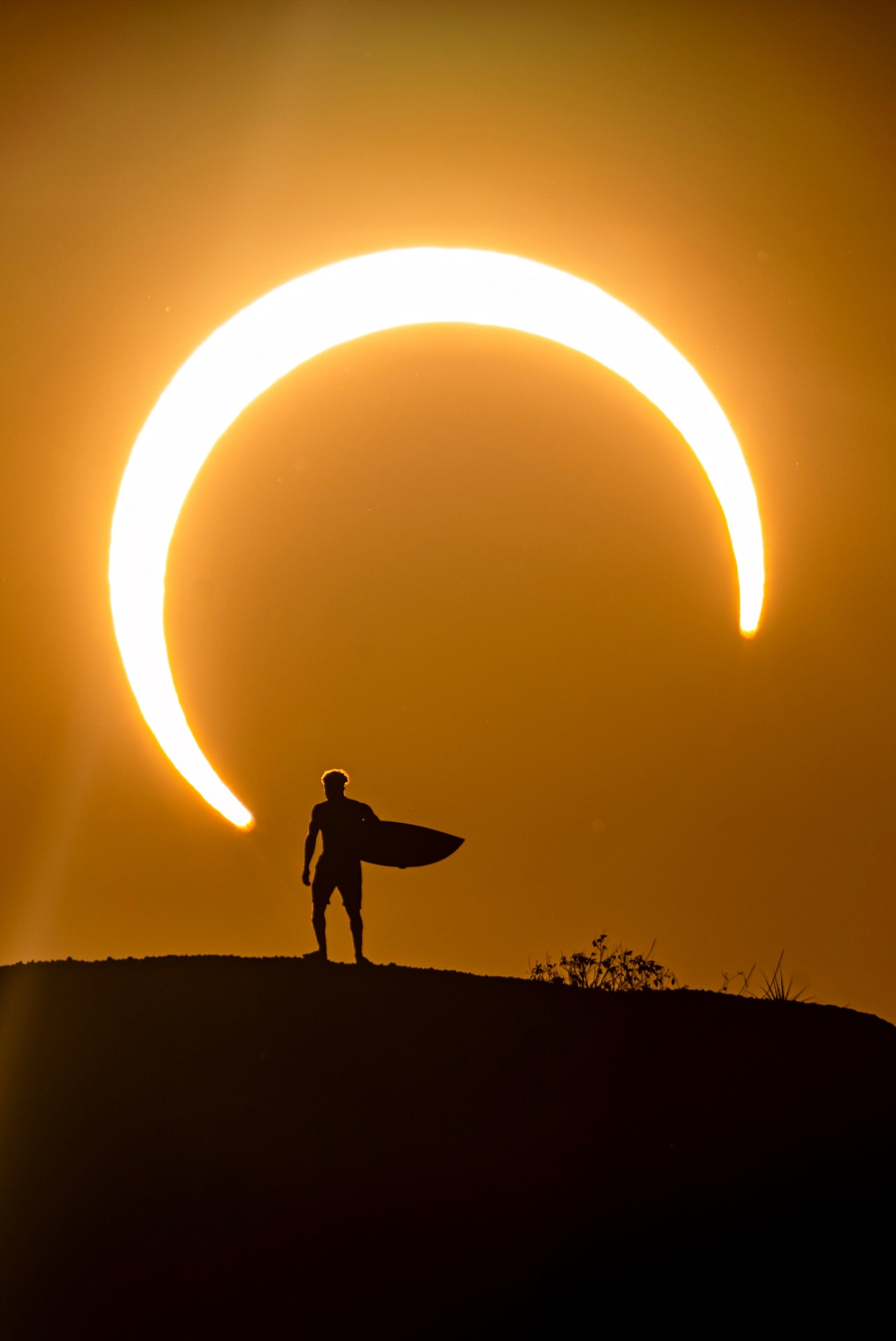 Surfista Ítalo Ferreira protagoniza foto inédita durante eclipse do Sol no Brasil