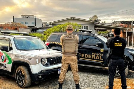 Polícia prende dois suspeitos de homicídio em operação na cidade de Apiúna