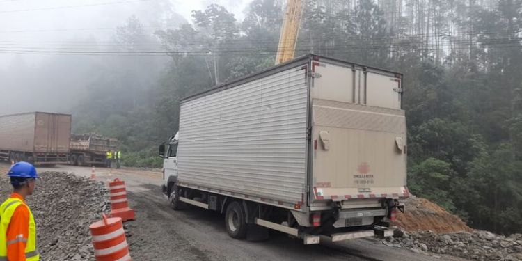 BR-280 na Serra de Corupá é liberada após bloqueio preventivo devido a solo instável