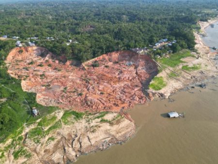 Vila Arumã ‘some do mapa’, uma criança morre e 4 pessoas desaparecem após erosão no Amazonas 