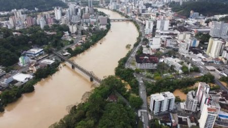 Rio Itajaí-Açu ultrapassa os 10,5 metros e Blumenau enfrenta a maior enchente desde 2011