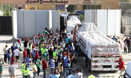 20 caminhões de ajuda humanitária chegam à Faixa de Gaza
