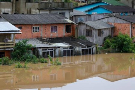 Enchentes em SC deixam mais de 26 mil desabrigados e cidades em calamidade pública