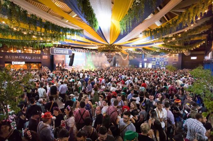 Oktoberfest Blumenau atrai mais de 454 mil pessoas após 4 enchentes na cidade