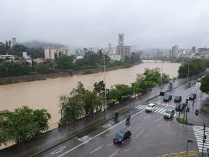 Rio Itajaí-Açu em Blumenau pode chegar a 10 metros até o final da noite