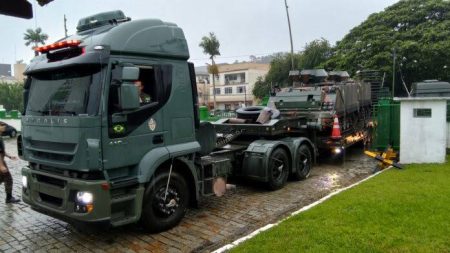 Exército Brasileiro envia blindados anfíbios para reforçar ações em Blumenau