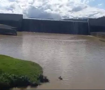 Após alcançar capacidade máxima, barragem de Taió começa a transbordar