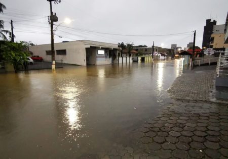 Chuva intensa nas cidades de Jaraguá do Sul e Guaramirim deixa pontos de alagamento