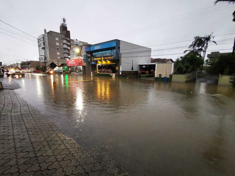 Chuva intensa nas cidades de Jaraguá do Sul e Guaramirim deixa pontos de alagamento 