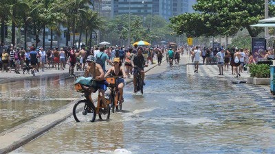 Mar agitado invade orlas e ciclovias do Rio de Janeiro 