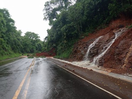 Fortes chuvas causam restrições de tráfego em rodovias catarinenses, alerta DNIT