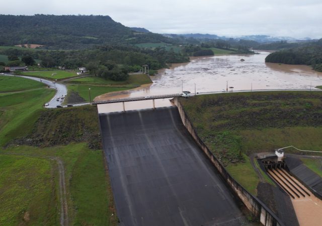 Defesa Civil reabre as comportas da barragem Sul, em Ituporanga, após pausa das chuvas