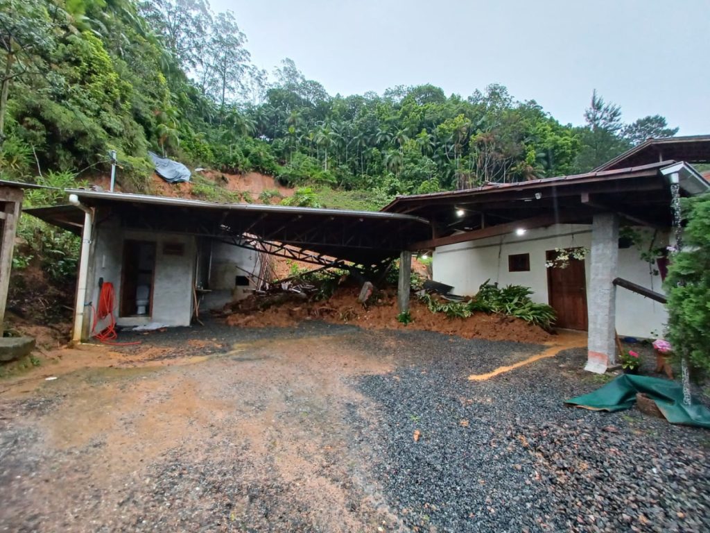 Deslizamento de terra atinge residência em Benedito Novo
