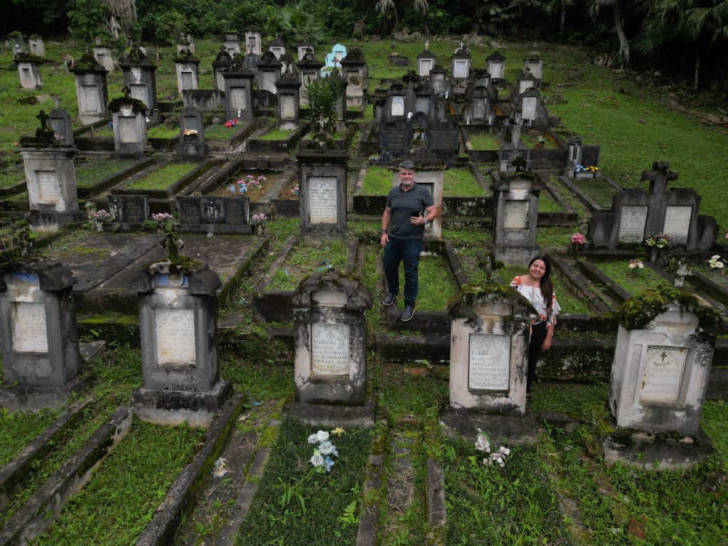 Casal de aventureiros embarcam em jornada de 5 Anos para visitar todos os cemitérios do mundo