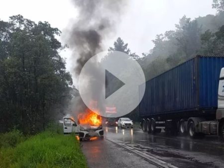 Carro pega fogo em sequência de dois acidentes na SC-418