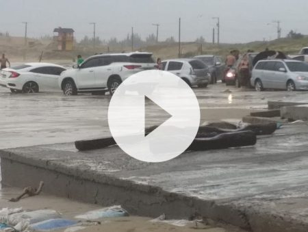 Temporal faz mar invadir a praia e arrasta veículos no Farol de Santa Marta, em SC