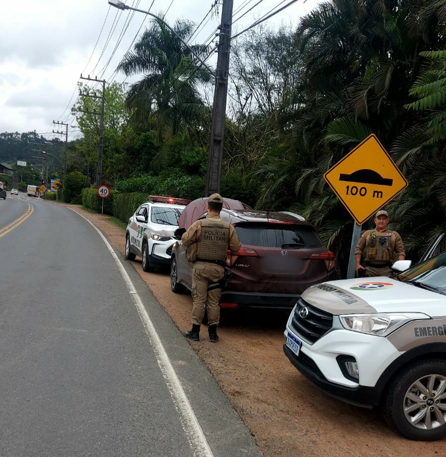 Carro furtado em Palhoça é recuperado pela PM após abordagem em Alto Benedito
