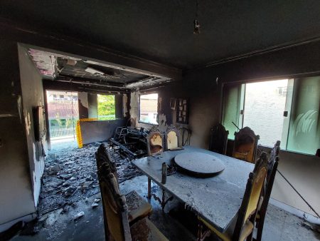 Residência multifamiliar fica destruída após pegar fogo em Blumenau