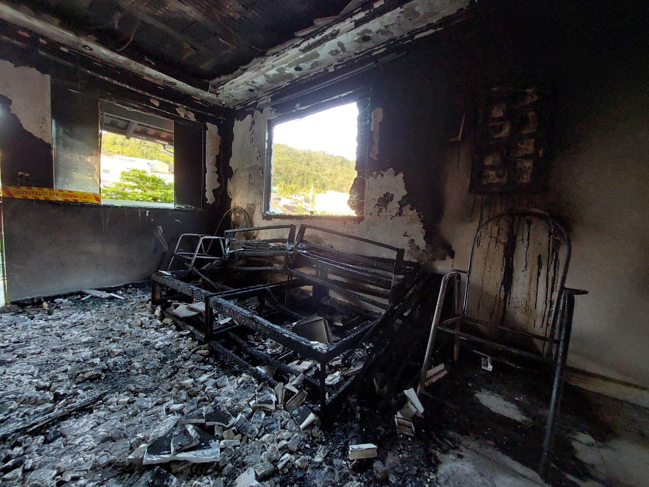 Residência multifamiliar fica destruída após pegar fogo em Blumenau 