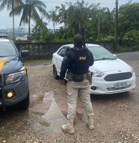 PRF recupera veículo roubado com motorista sem habilitação na BR-470, em Apiúna