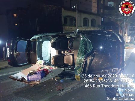 Mulher fica presa dentro de carro após colidir contra veículo e capotar em Blumenau